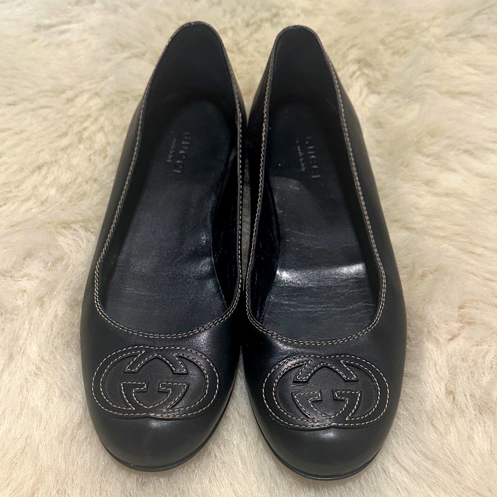 Gucci Black Leather Flats with Logo Detail